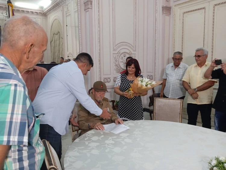 Delio Gómez Ochoa receives the Pinar del Río Shield