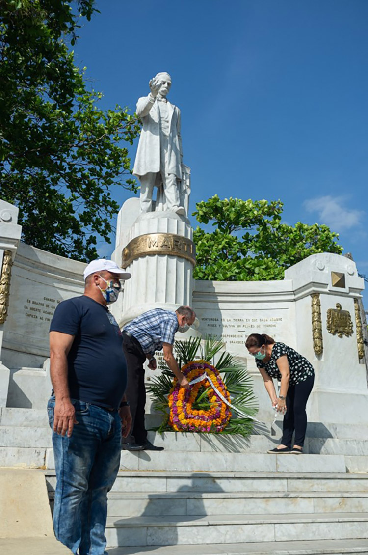 La colocación de una ofrenda floral en el monumento al apóstol enclavado en el Parque José Martí, marcó el inicio de la jornada por el Primero de Mayo en Vueltabajo