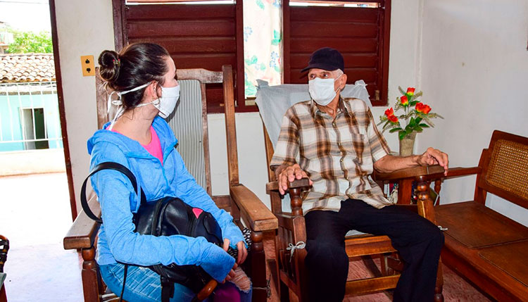 La entrega de fármacos a ancianos que viven solos es una de las tareas asumidas por la UJC para hacer frente a la COVID-19 / Foto: Januar Valdés Barrios