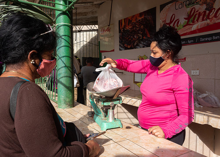 En visita al Mercado La Línea de la capital pinareña, el grupo de Supervisión Superior del Estado chequeó el comportamiento de los precios en la venta de carne de cerdo y otros productos agropecuarios / Foto: Jaliosky Ajete Rabeiro