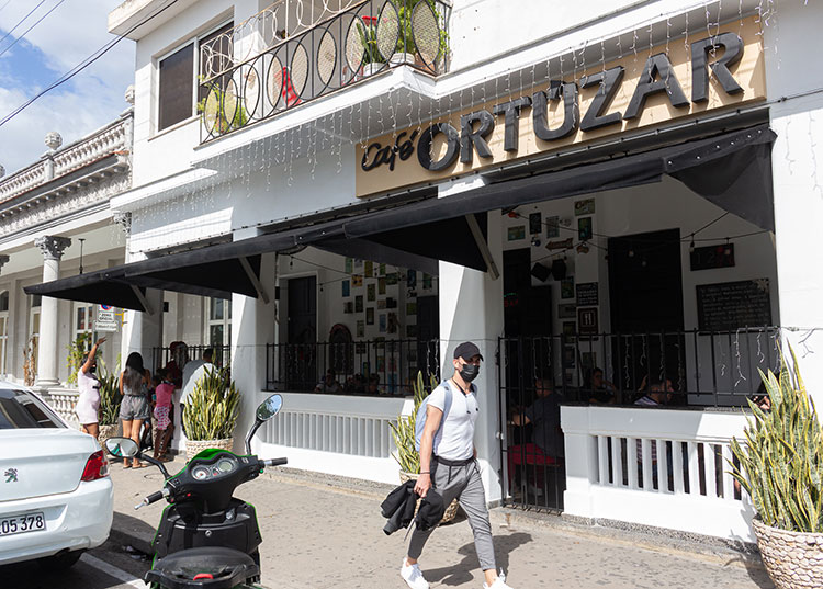Durante la visita al Café Ortúzar se interesaron por los precios de la carta y el funcionamiento interno del establecimiento. / Foto: Jaliosky Ajete Rabeiro