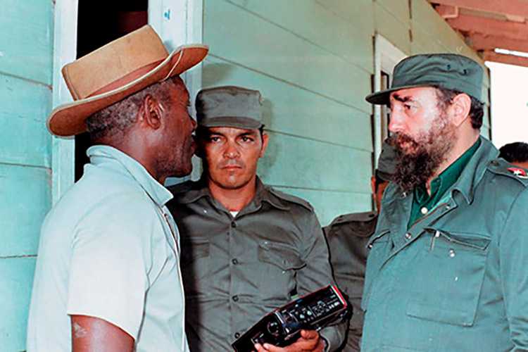 Fidel Castro Ruz en recorrido por San Juan y Martínez, zona afectada por el ciclón Alberto, el 9-6-1982.