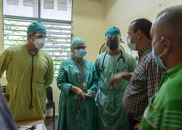 Hasta Pinar del Río llegaron varios equipos de trabajo con médicos y funcionarios del Minsap para ayudar en el enfrentamiento a la pandemia / Foto: Jaliosky Ajete Rabeiro