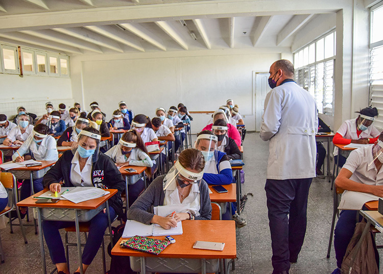 Impartiendo clases en la Universidad de Ciencias Médicas de Pinar del Río / Foto: Januar Valdés Barrios