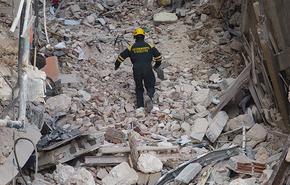 Los equipos de salvamento y rescate prosiguen la búsqueda entre los escombros