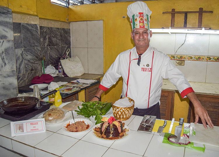 El chef Saustiano Téllez Carreño lleva 42 años afiliado a la Asociación Culinaria de Pinar del Río / Foto: Januar Valdés Barrios