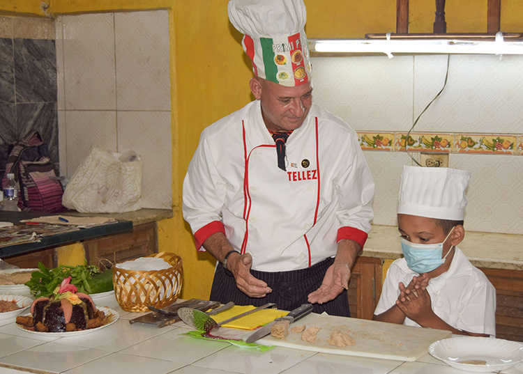 Además de enseñar técnicas de cocina, los pequeños aprendieron la importancia de una alimentación saludable / Foto: Januar Valdés Barrios