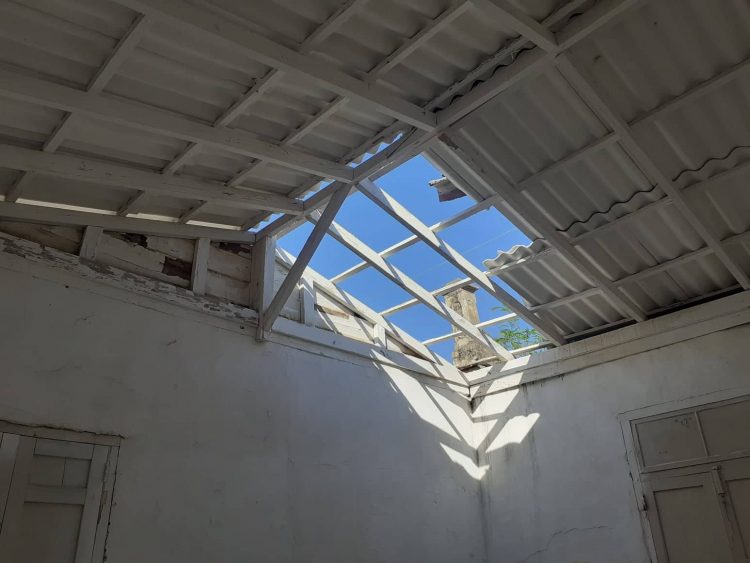 Daños en el techo, como estos, obligan a mantener cerrado el círculo infantil Estrellita Rosada.
