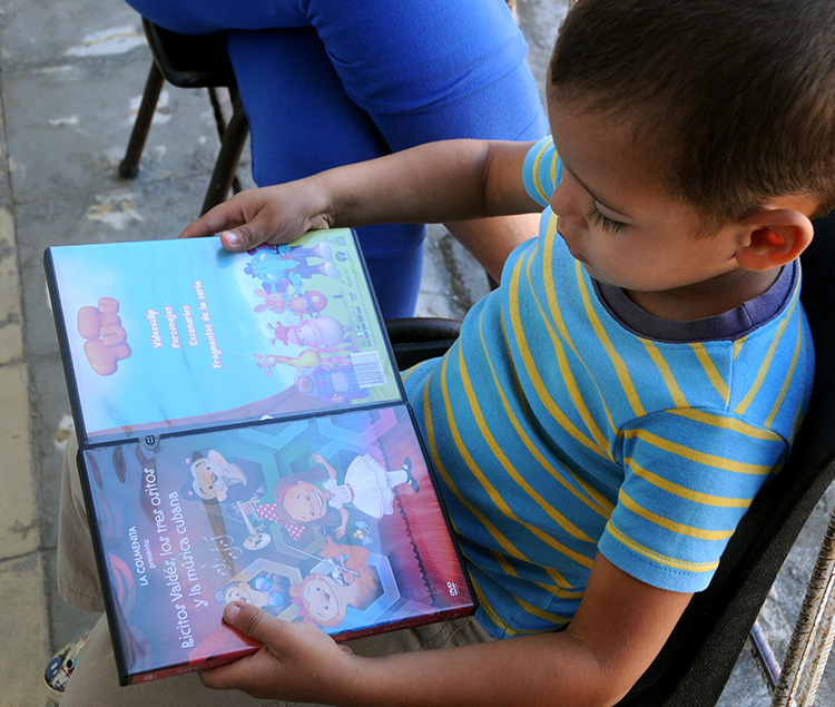 El amor por la lectura es una de las prioridades que la miembro de la Uneac de Artemisa llevó a San Diego / Foto: Otoniel Márquez