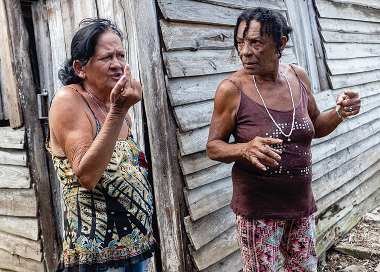 Felicia (izquierda) y Juana (derecha) cuentan cómo en minutos el huracán llevó el mar hasta sus casas / Foto: Jaliosky Ajete Rabeiro