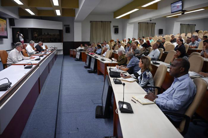 reunion de diaz canel y consejos de ministros cuba guerrillero 700x466 1