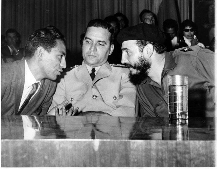 El lider estudiantil Jesus Carmona AD el Contralmirante Wolfgang Larrazabal y Fidel Castro – Enero 1959