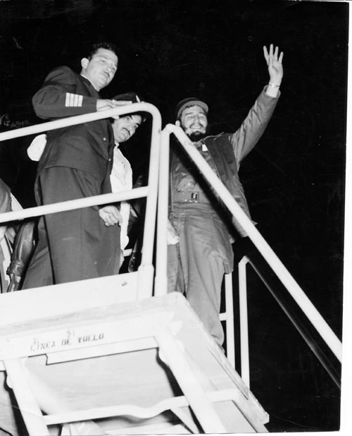 Fidel cuando escalaba al avion que lo conduiciria a Caracas Venezuela. 23 de enero de 1959