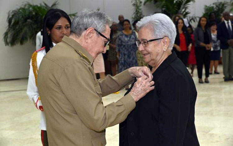 raul castro gladys bejerano portela condecoracion cuba guerrillero 750x470 1