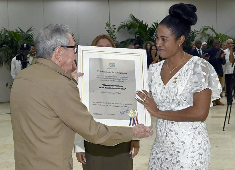 raul castro omara durand condecoracion cuba guerrillero 750x543 1