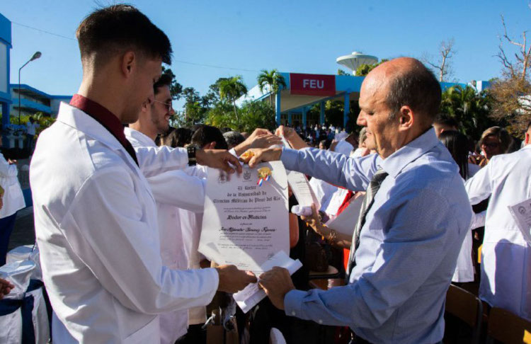 graduados medicina cubana pinar del rio guerrillero 750x486 1